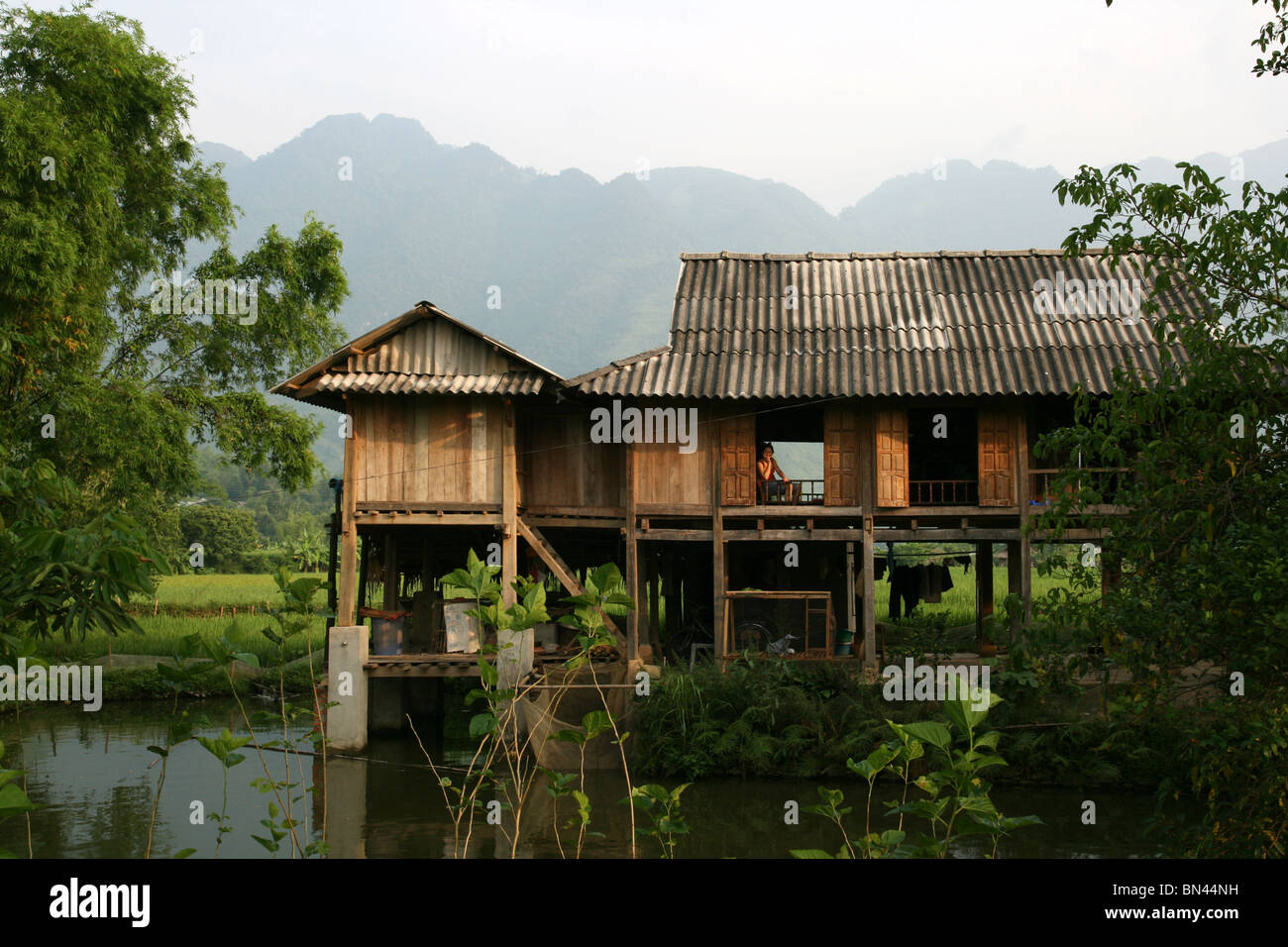 Hölzerne Pfahlhaus im Mai Chau Tal, Vietnam Stockfoto
