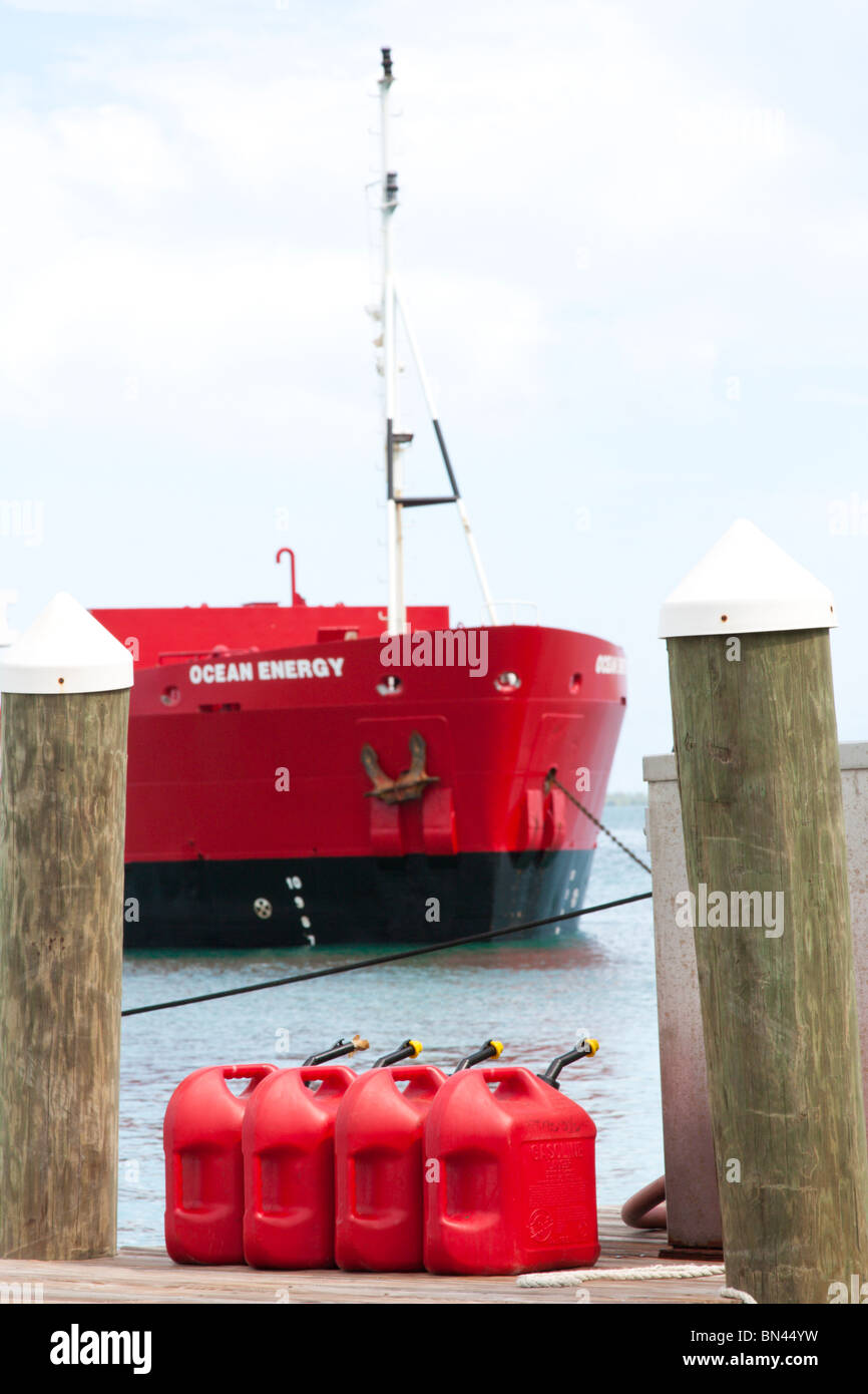 Ein kleiner Tanker Rohre Kraftstoff an Land in Harbour Island Marina, Harbour Island, Bahamas. Stockfoto