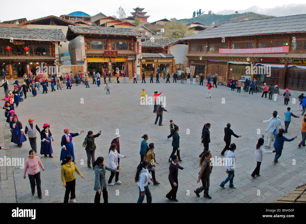 Menschen tanzen in quadratischen Zhongdian Yunnan China Stockfoto