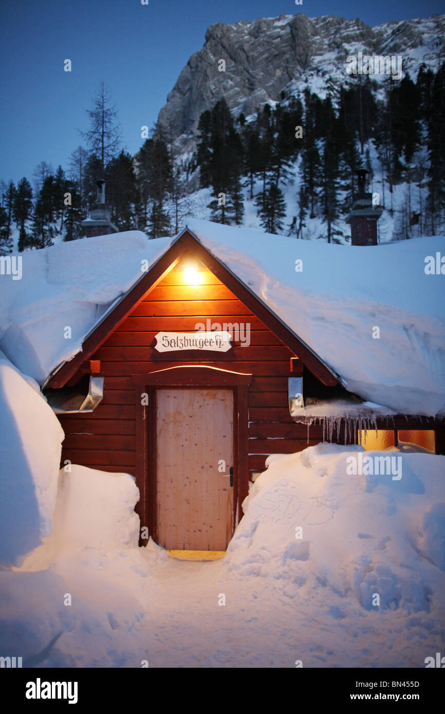 Holzhütte unter Schneemassen, Startstelle, Österreich Stockfoto