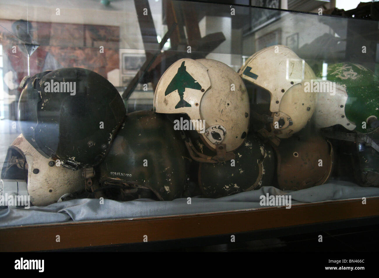 US-Flieger Helme im Hanoi Kriegsmuseum Stockfoto