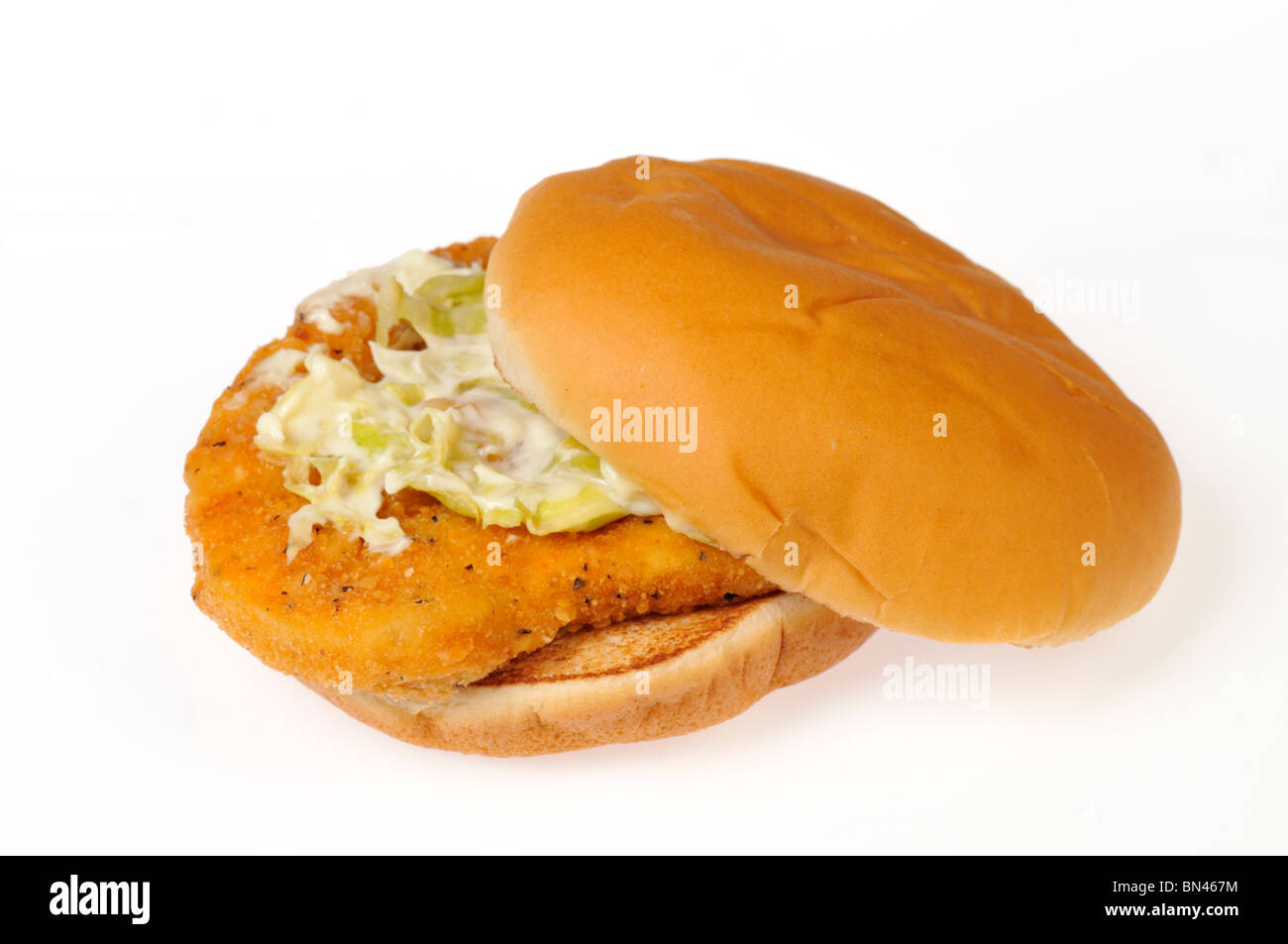 McDonald's Chicken Sandwich mit Salat und Mayonnaise auf einer Rolle auf weißem Hintergrund. Stockfoto