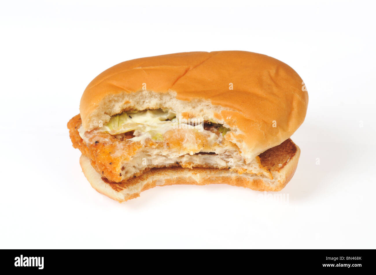 McDonalds McChicken Sandwich mit Biss genommen es auf weißem Hintergrund ausschneiden. Stockfoto