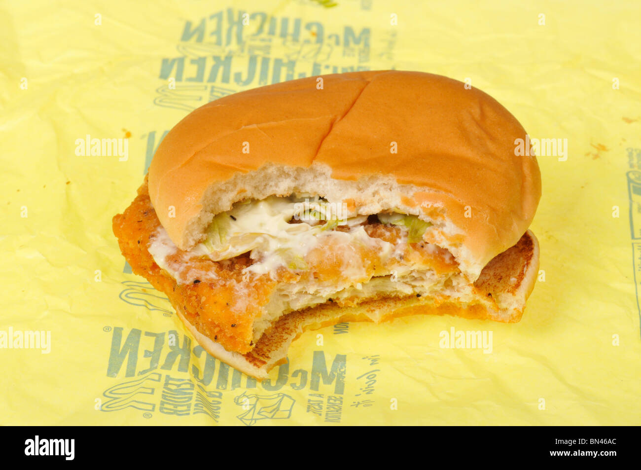 McDonalds Mcchicken Sandwich auf Wrapper mit Biss, die es auf der Verpackung entnommen. Stockfoto