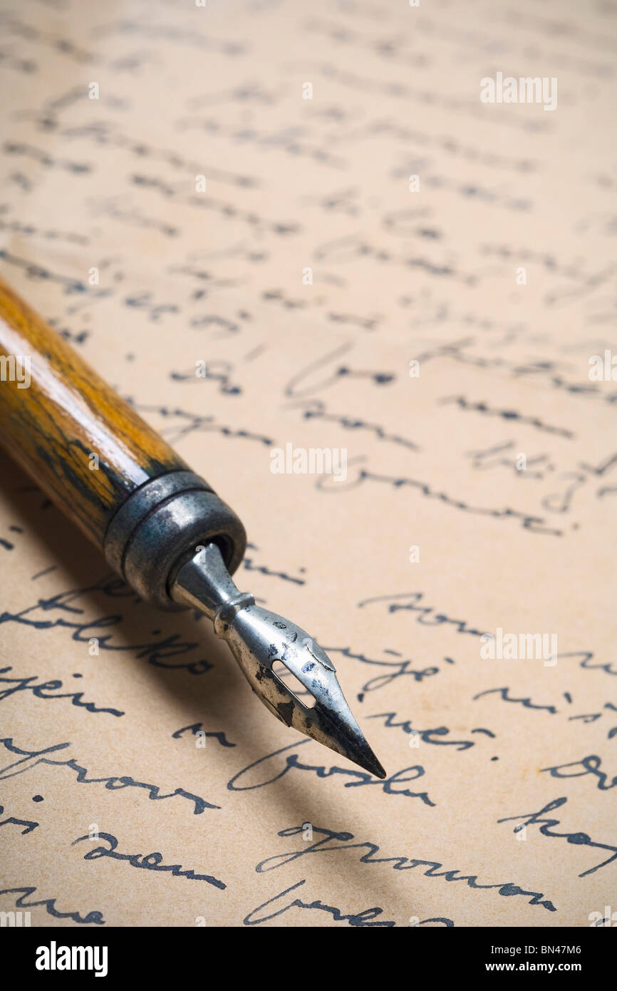 eine Detal eine alte Feder auf einen handgeschriebenen Brief Stockfoto