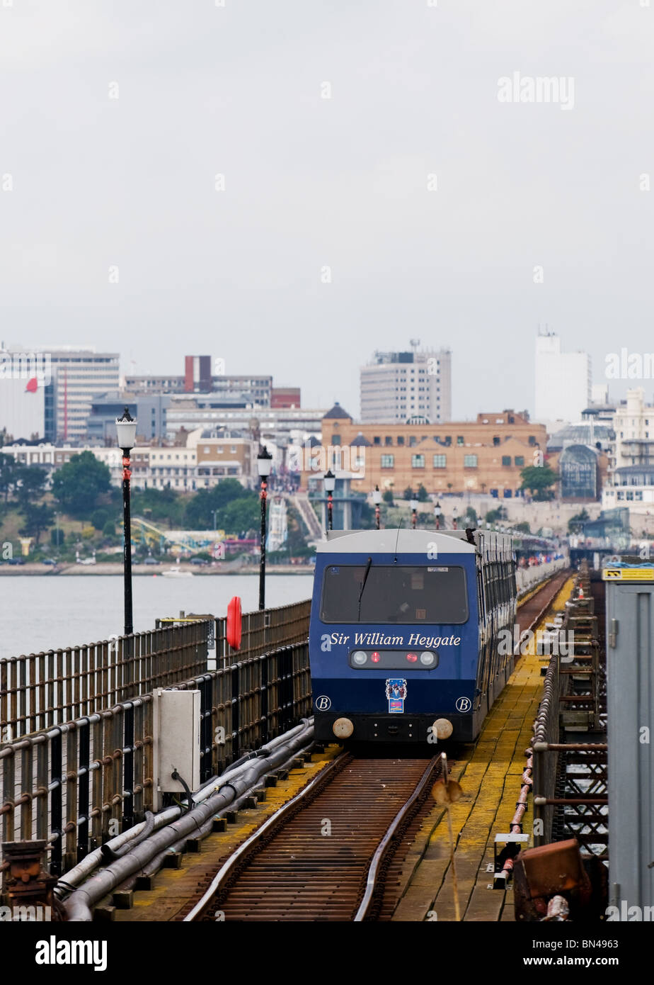 Eines der Elektrozüge Ankunft am Bahnsteig Pierhead am Southend Pier in Essex. Stockfoto