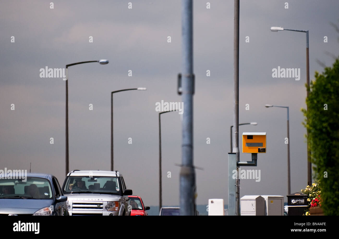 Eine Radarfalle Gatso passierenden Fahrzeuge.  Foto von Gordon Scammell Stockfoto