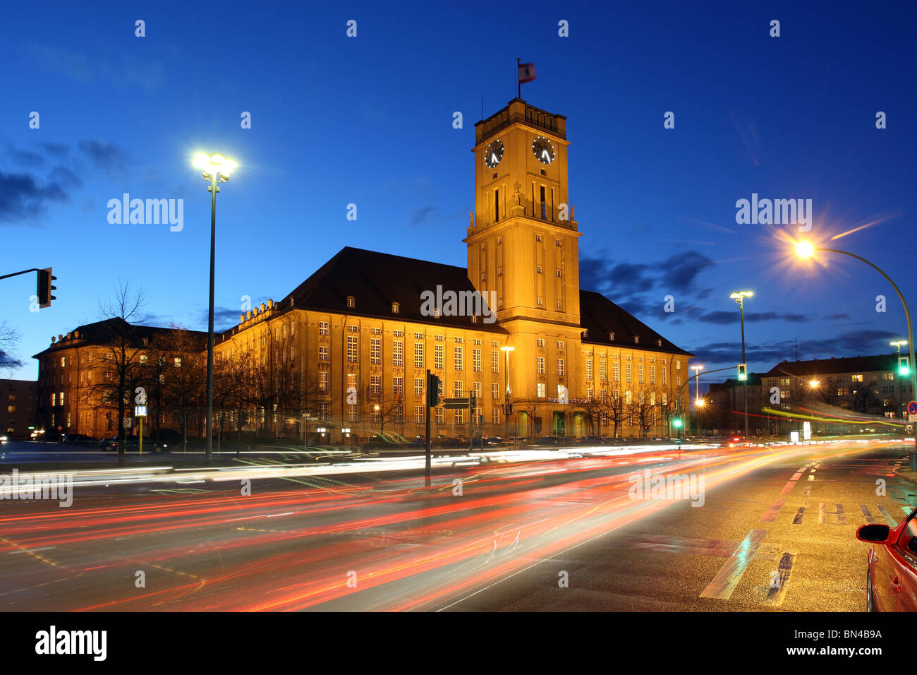 Rathaus Schoeneberg am Abend, Berlin, Deutschland Stockfoto