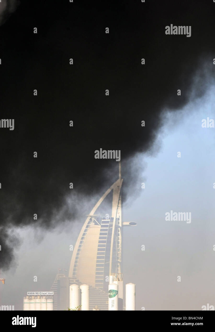 Eine schwarze Wolke von Rauch vor dem Burj al Arab, Dubai, Vereinigte Arabische Emirate Stockfoto