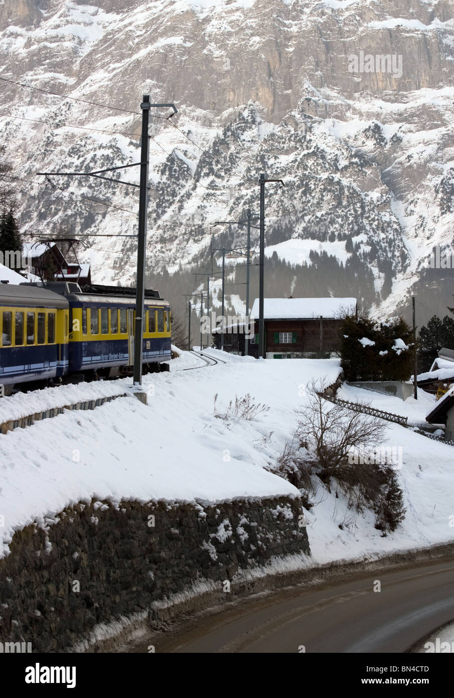 Jungraubahnen Zug in den Schweizer Bergen in der Nähe von Zweilutschinen Stockfoto