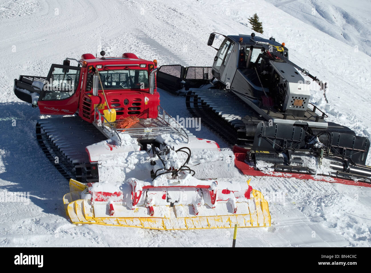 Schweizer Alpen-Antenne: zwei Pistenbullies Pflege eine Spur auf der Ski Piste auf kleinen Scheidegg in Schweizer Alpen in der Nähe von Grindelwald. Stockfoto