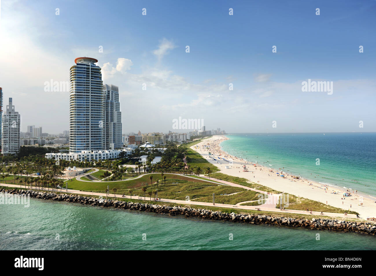 Miami Beach, Florida mit Luxuswohnungen und Wasserstraße Stockfoto