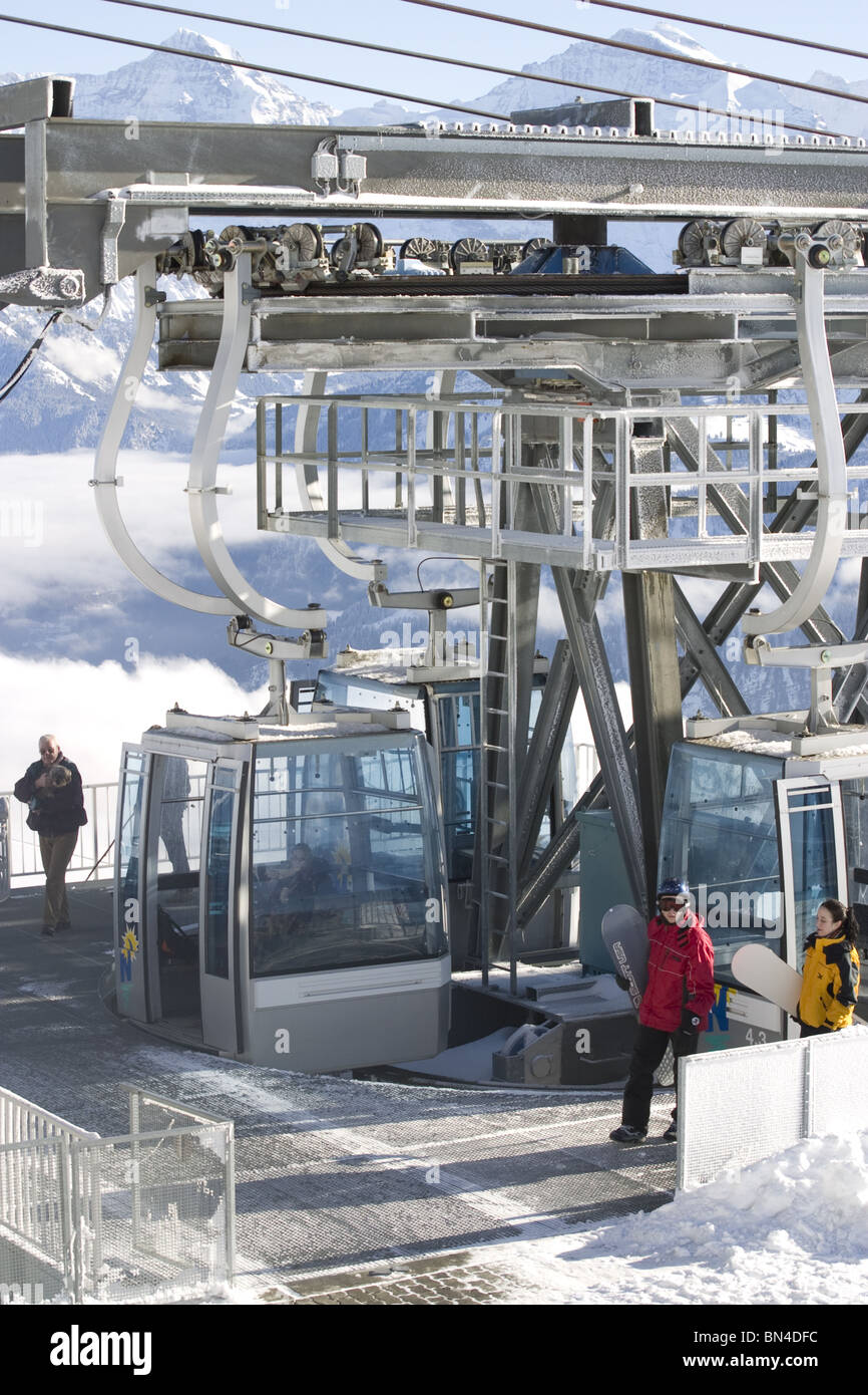Ski Resort Schweizer Alpen: Seilbahnen, Ankunft am Skigebiet Niederhorn kam von Beatenberg. Stockfoto