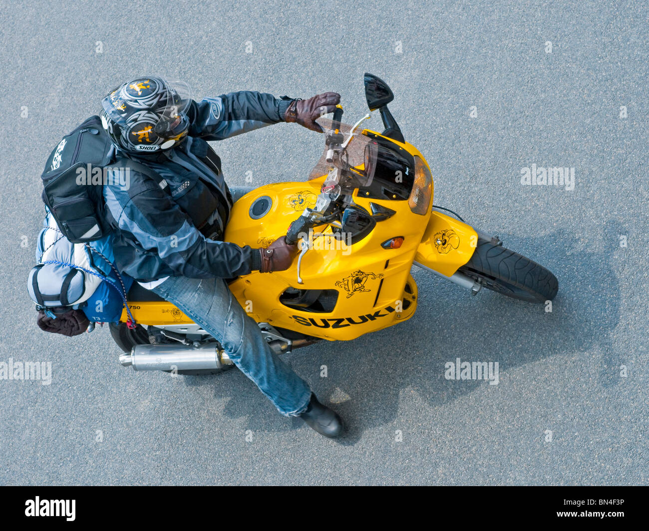 Gelbe Suzuki 750 Motorrad und Fahrer - Frankreich. Stockfoto