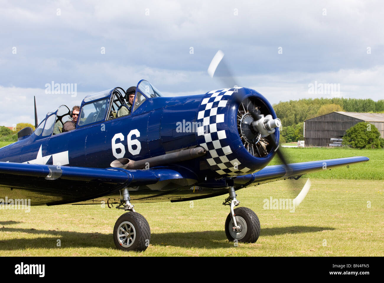 North American T6J Harvard 52-8543 66 Marine G-BUKY Rollen entlang der Start-und Landebahn nach der Landung am Breighton Flugplatz Stockfoto