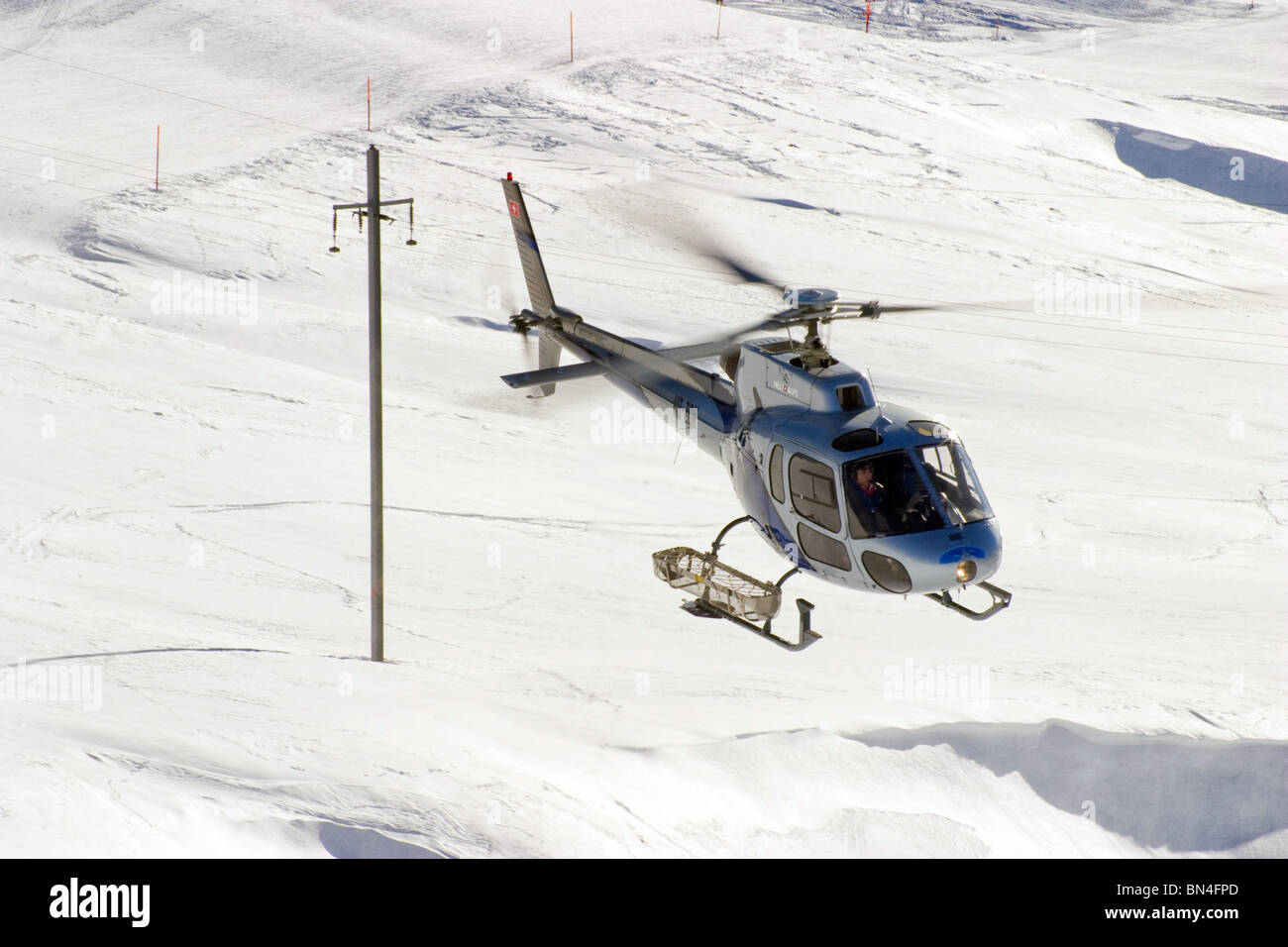Ankunft auf Pisten in Schweizer Bergen Schweizer Rettungs-Hubschrauber Stockfoto