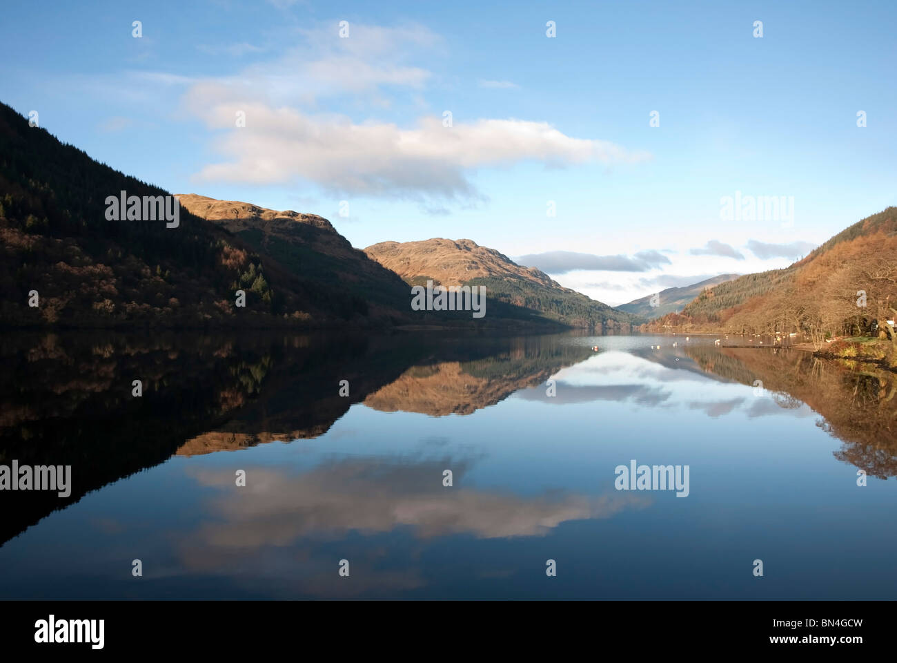 Reflexionen von den Hügeln an der Grenze Loch Eck Argyll Stockfoto