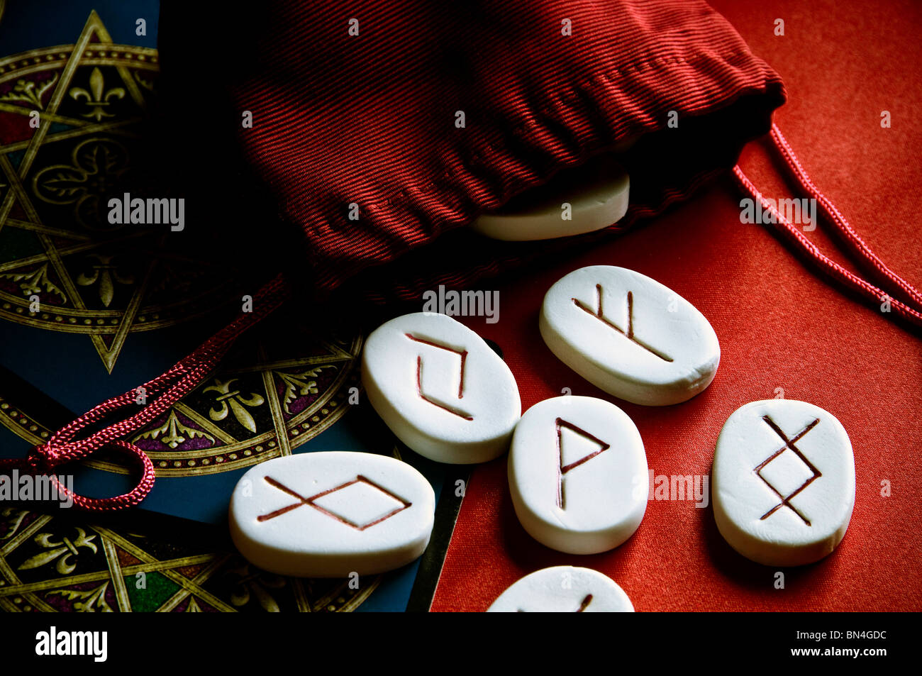 Steinen mit Runen-Symbole Stockfoto