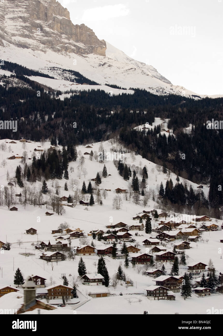 Grindelwald Dorfhäuser mit Schnee bedeckt- Stockfoto