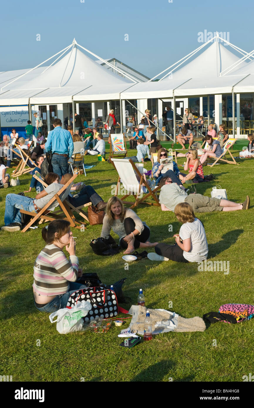 Menschen entspannen auf dem Rasen im Sommer Abendsonne bei Hay Festival 2010 Hay on Wye Powys Wales UK Stockfoto