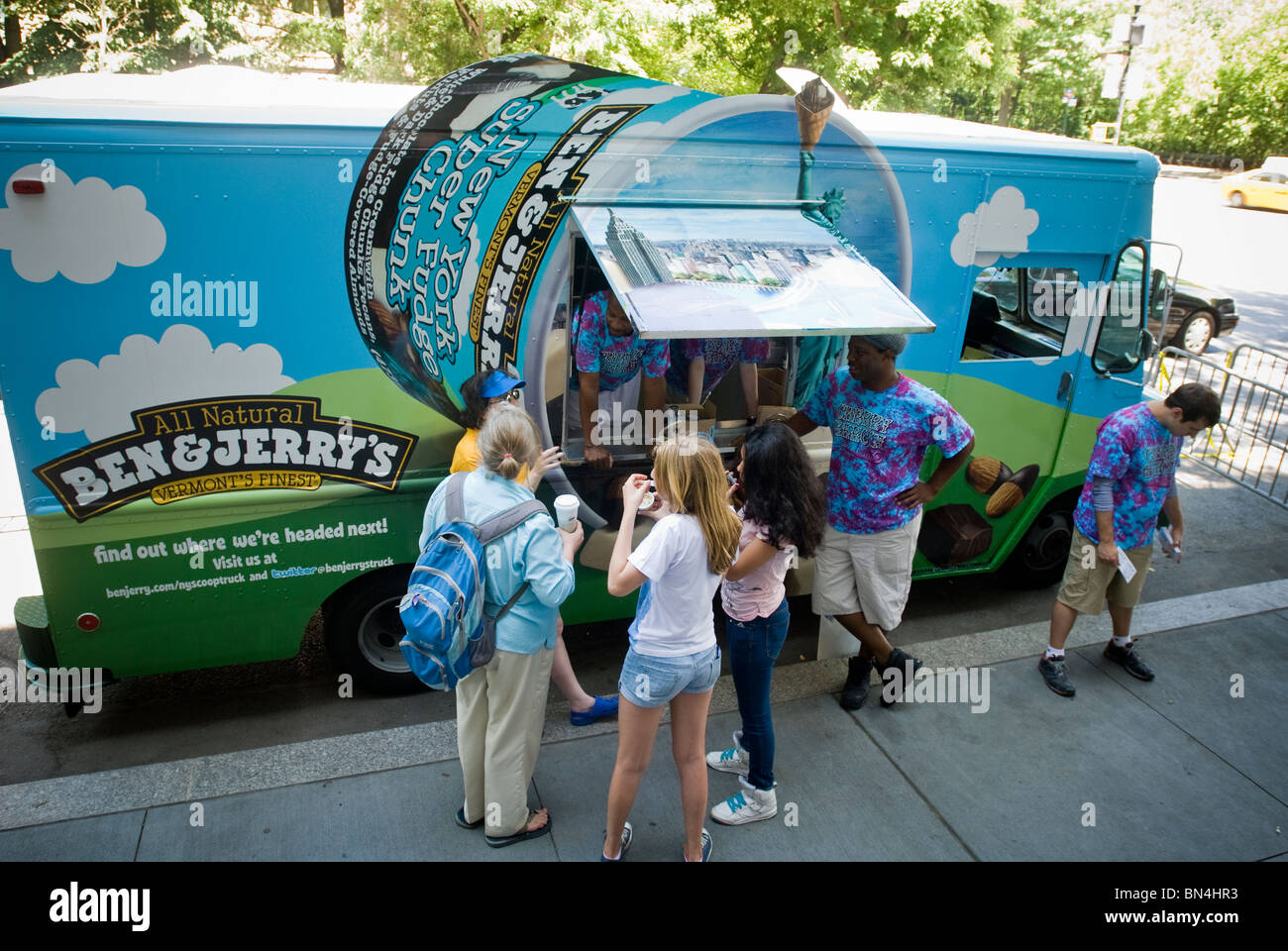 Ben & Jerrys Eiswagen verschenkt, dass kostenlose Tassen Cherry Garcia Eis aromatisiert Stockfoto