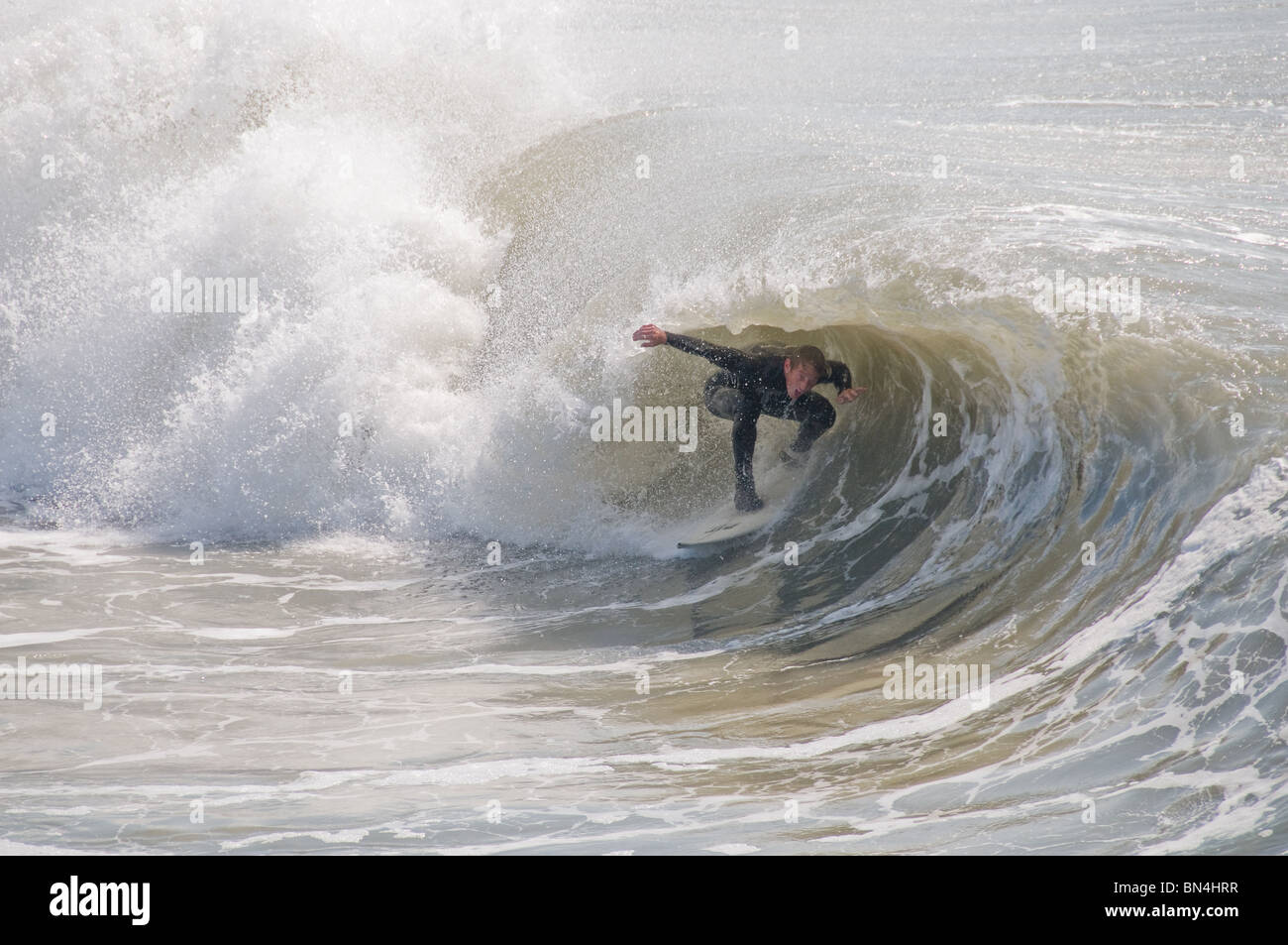 Surfer in eine große Welle und mit Blick auf Emerald Isle North Carolina Stockfoto