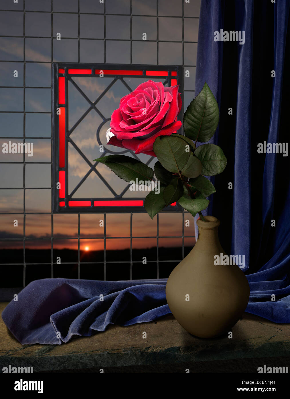 rote Rosen und blauen Vorhang auf eine Fensterdichtung mit Sonnenuntergang Stockfoto