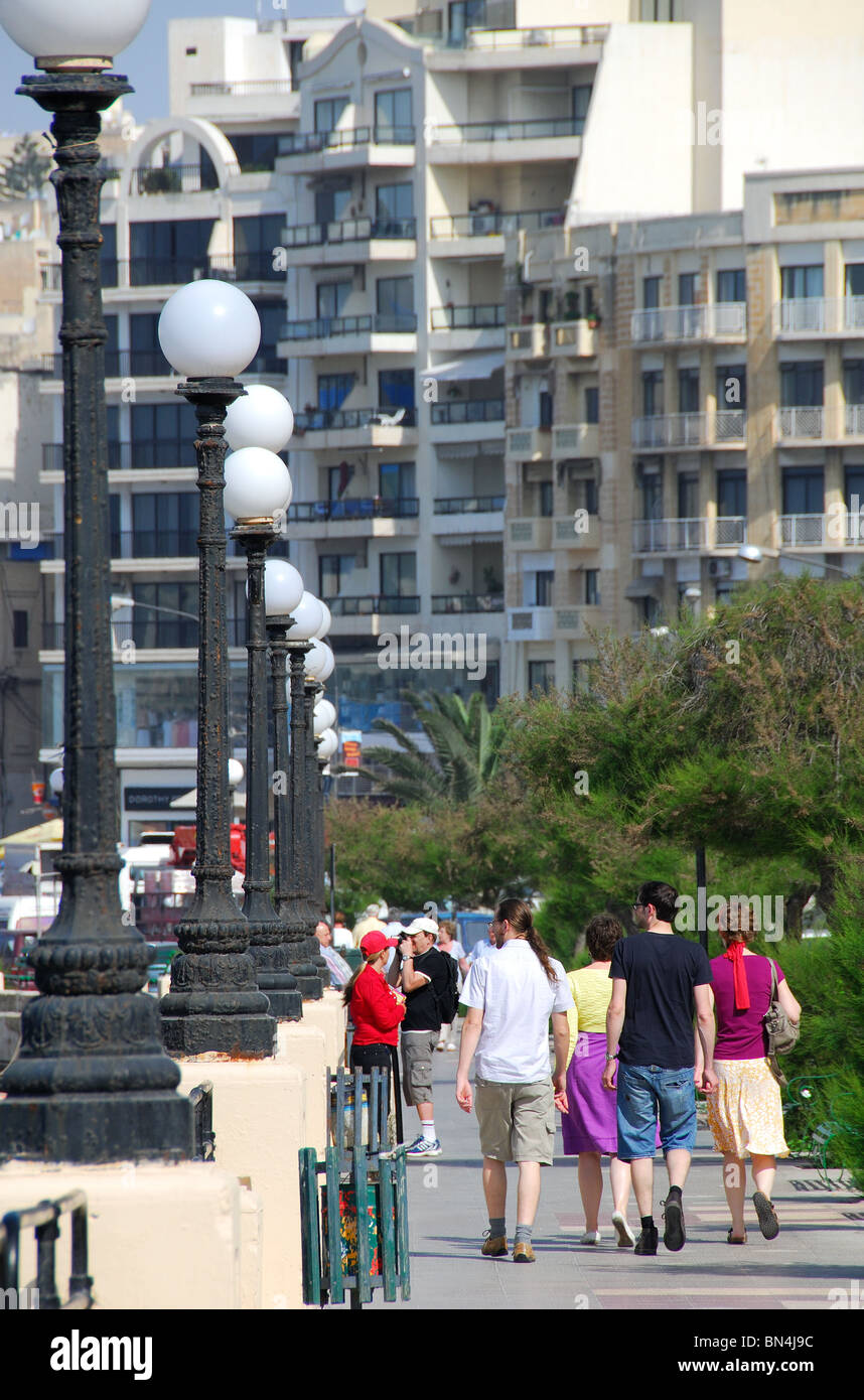 SLIEMA, MALTA. Ein Blick entlang Triq Ix-Xatt (The Strand). 2010. Stockfoto