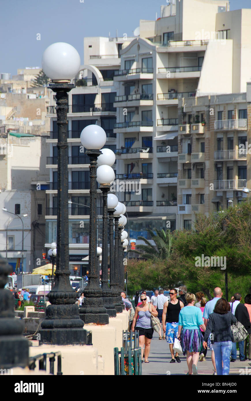 SLIEMA, MALTA. Ein Blick entlang Triq Ix-Xatt (The Strand). 2010. Stockfoto