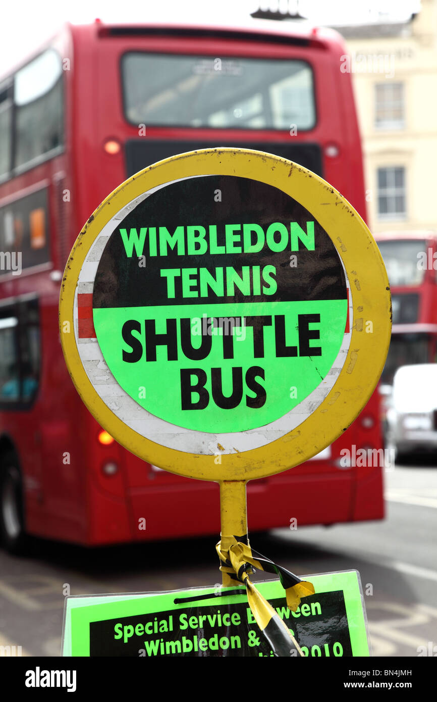 Melden Sie sich für das Tennisturnier von Wimbledon-Shuttle-Busse während Tenniswoche Merton, London, Wimbledon, SW19. Stockfoto