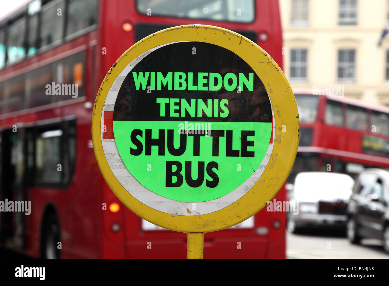 Melden Sie sich für das Tennisturnier von Wimbledon-Shuttle-Busse während Tenniswoche Merton, London, Wimbledon, SW19. Stockfoto