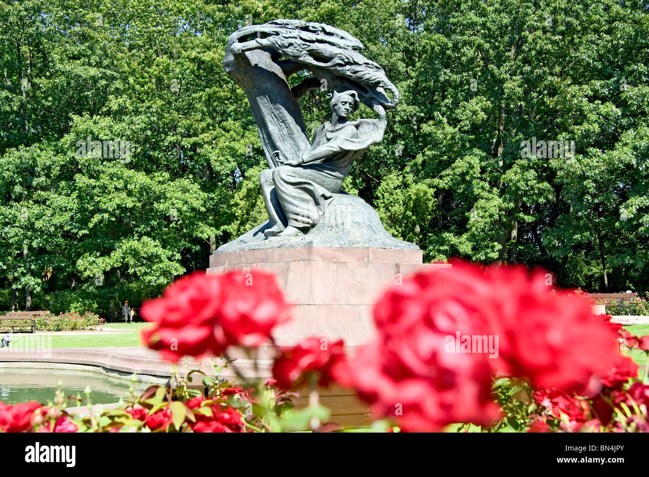 Royal Park Lazienki in Warschau mit Denkmal von Frederic Chopin. Stockfoto