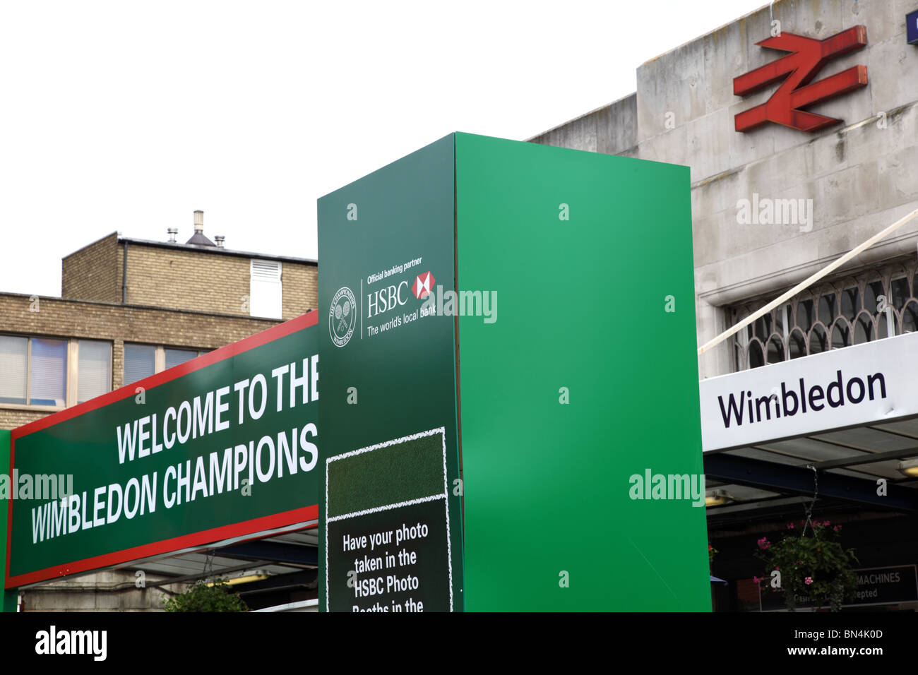 Blick auf den Eingang zur Wimbledon Mainline-Bahn und U-Bahn Station während das Wimbledon Tennisturnier, London SW19. Stockfoto