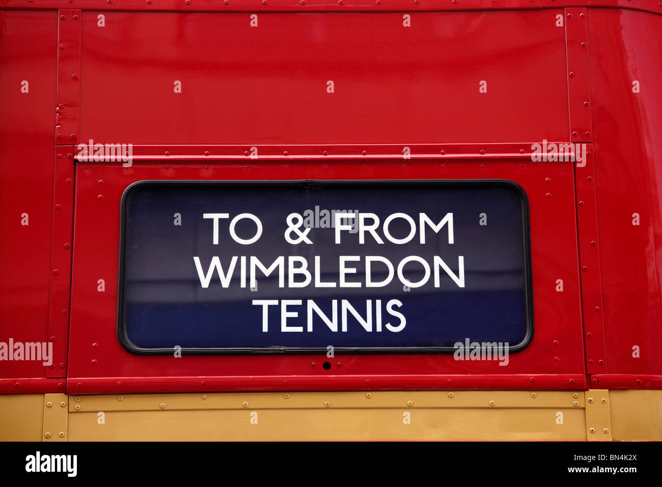 Melden Sie sich an einem Tennisturnier von Wimbledon-Shuttle-Busse während Tenniswoche Merton, London, Wimbledon, SW19. Stockfoto