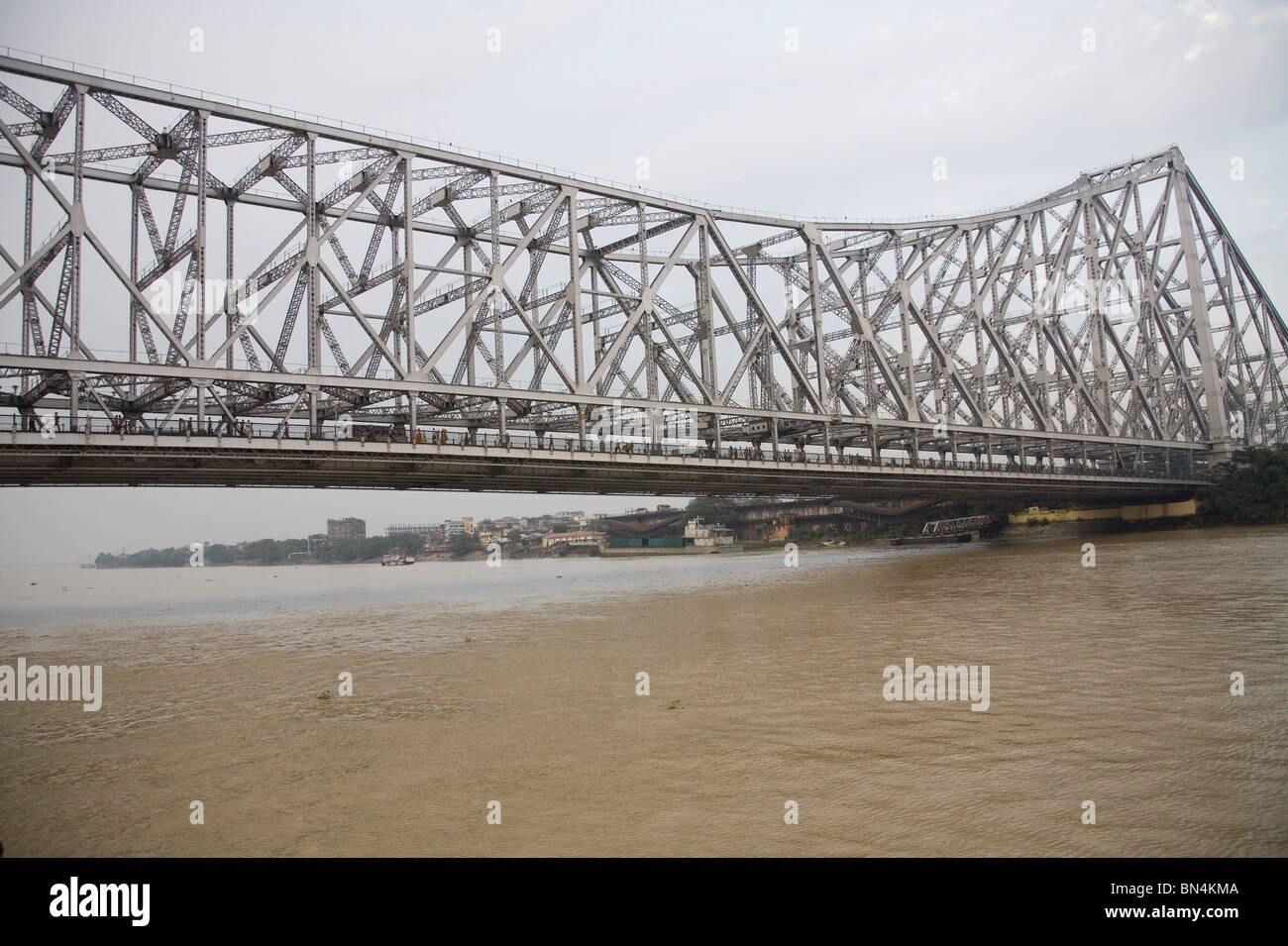 Howrah Brücke jetzt Rabindra Setu über Fluss Hooghly; Kalkutta Calcutta; Westbengalen; Indien Stockfoto