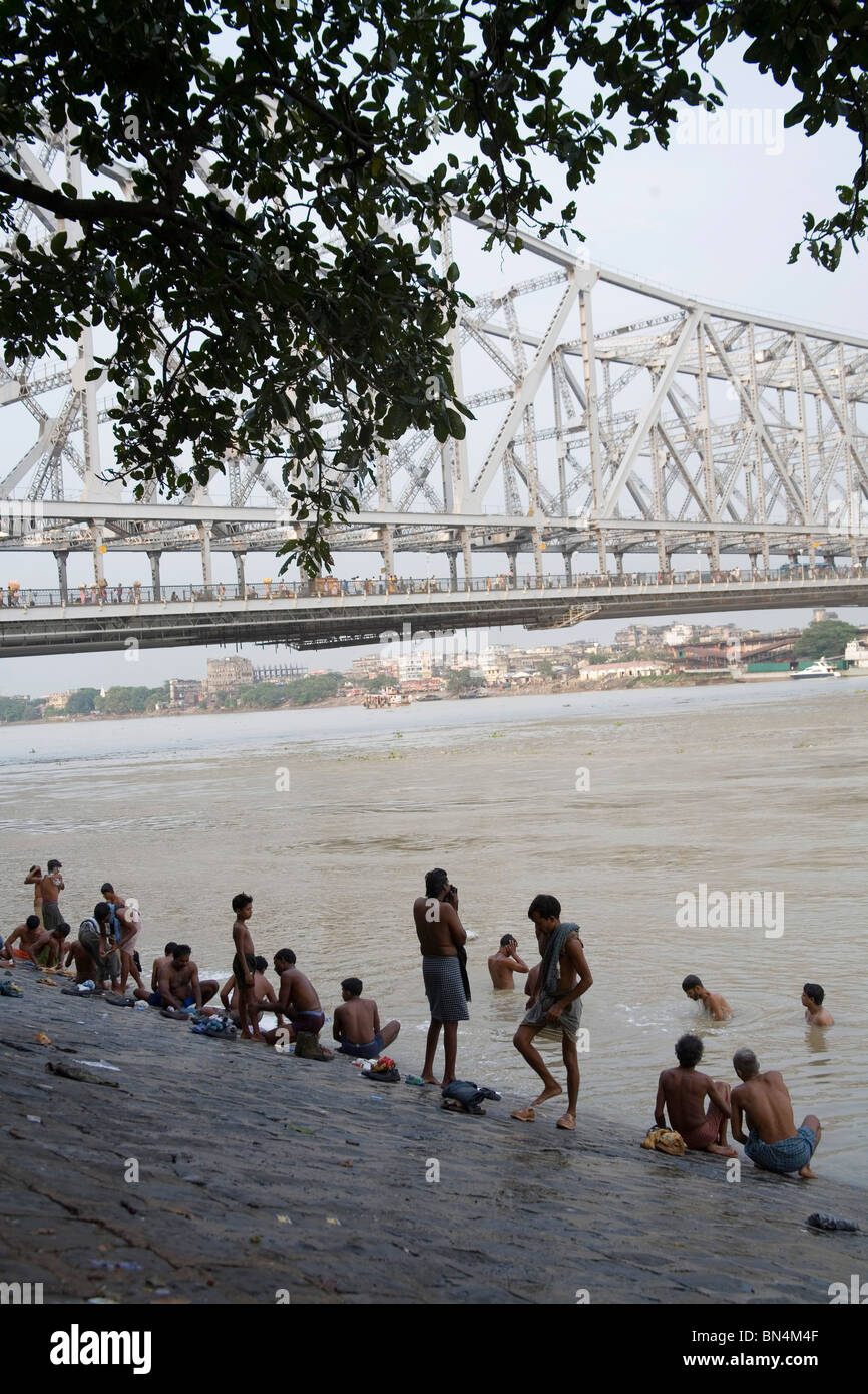 Blick auf Howrah Bridge jetzt Rabindra Setu vom Ufer des Fluss Hooghly; Kalkutta Calcutta; Westbengalen; Indien Stockfoto