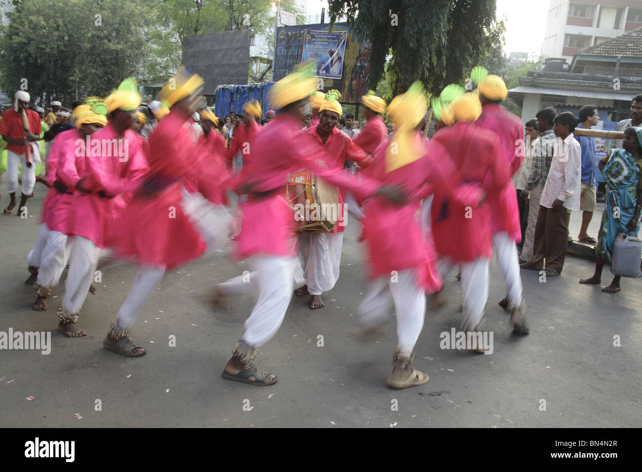 Adivasi aus Mokhada Stammes-Tanz während der Prozession am Court Naka durchführen; Thane; Maharashtra; Indien; KEIN HERR Stockfoto