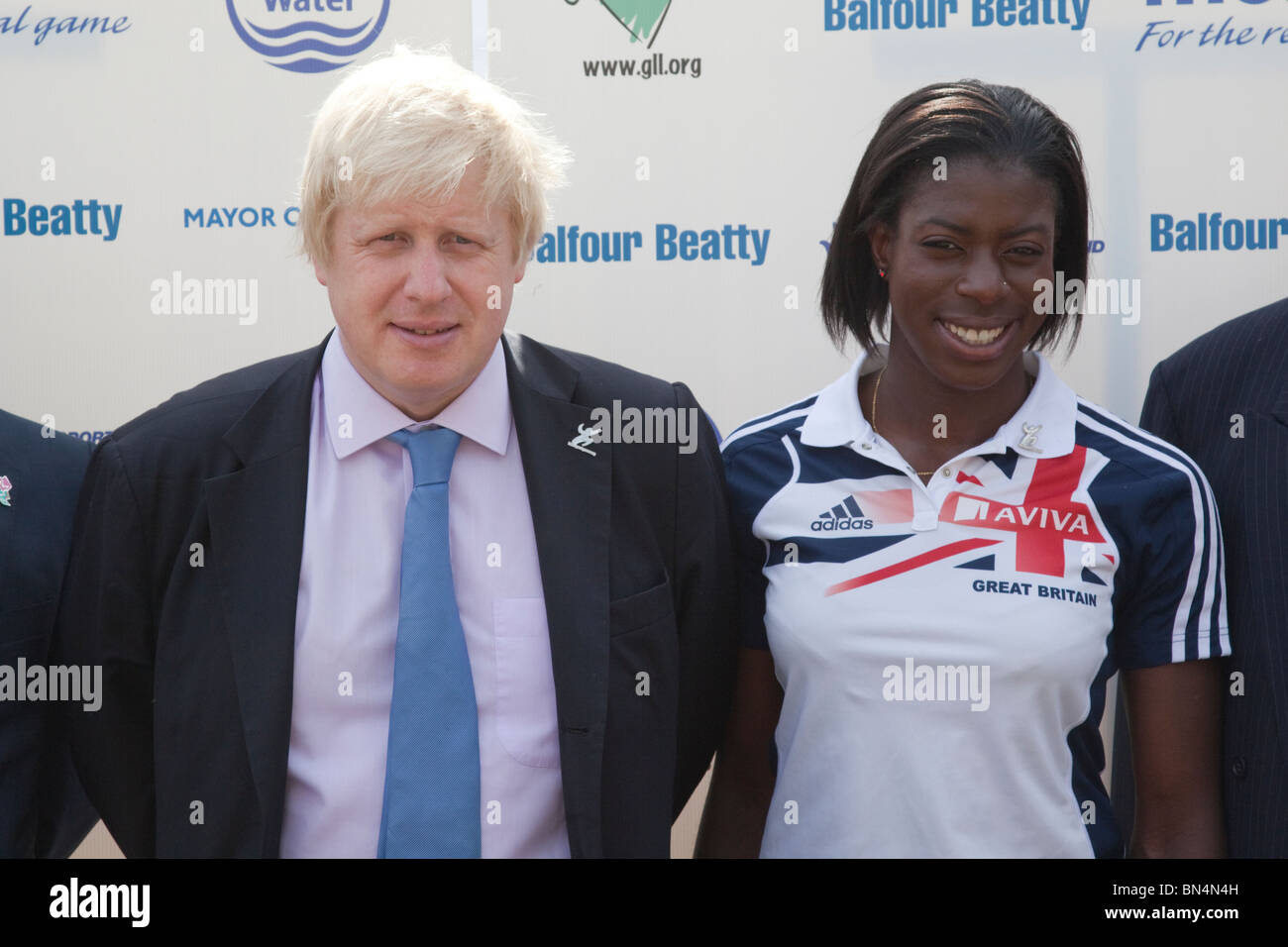 Balfour Beatty London Jugend Spiele 2010, Londoner Bürgermeister Boris Johnson mit Olympischen 400 m Meister Christine Ohuruogu Stockfoto