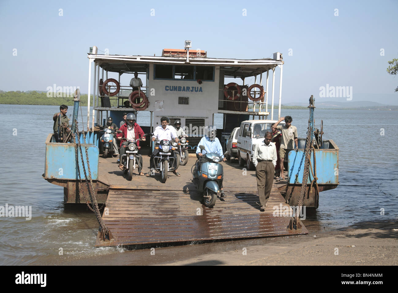 Zweiräder aus Ferry Boat aus Chorao Insel zu Ribander; Goa; Indien Stockfoto