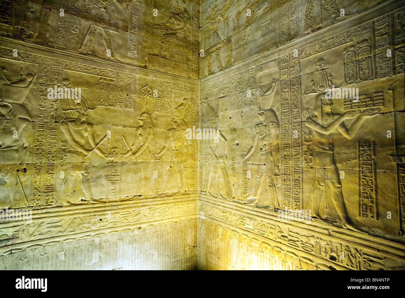 Hieroglyphen und Bas Relief geschnitzt Bilder in Edfu Tempel, Ägypten Stockfoto