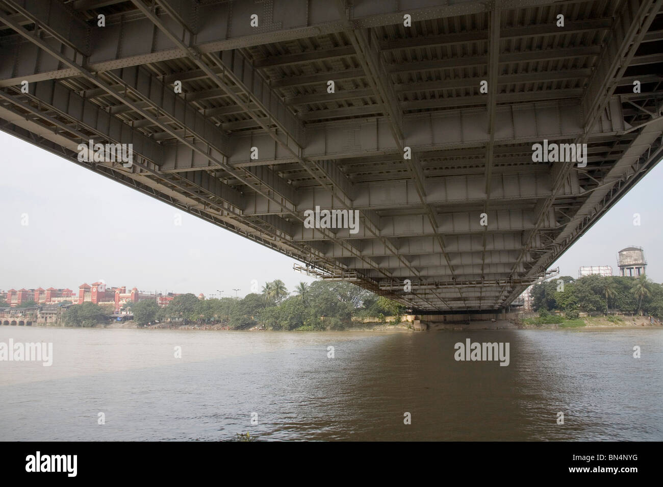 Blick auf Howrah Bridge jetzt Rabindra Setu über Fluss Hooghly; Kalkutta Calcutta; Westbengalen; Indien Stockfoto