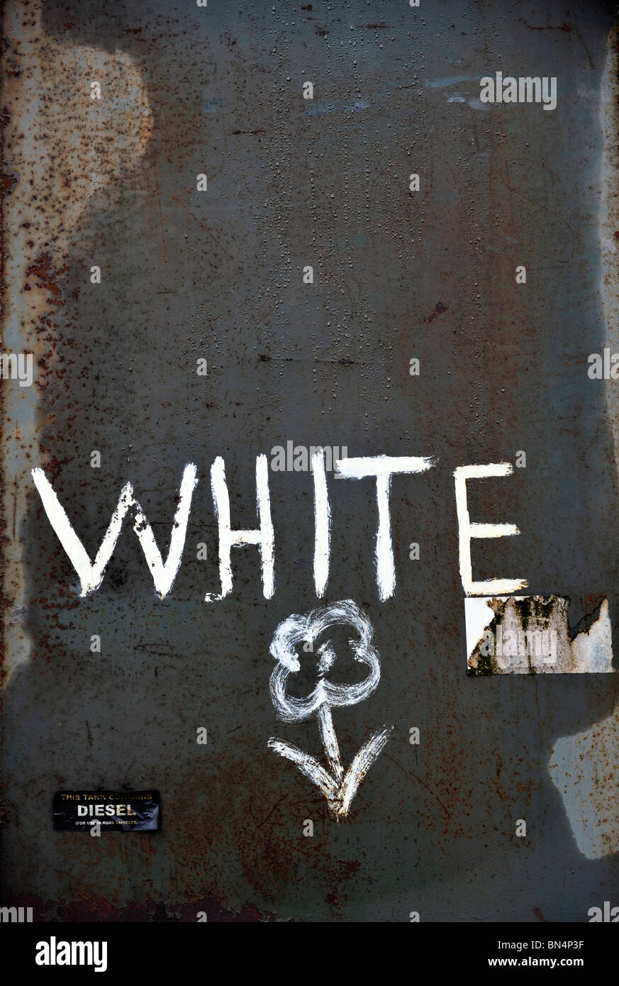 Weiß lackiertes Schild mit Blume Stockfoto