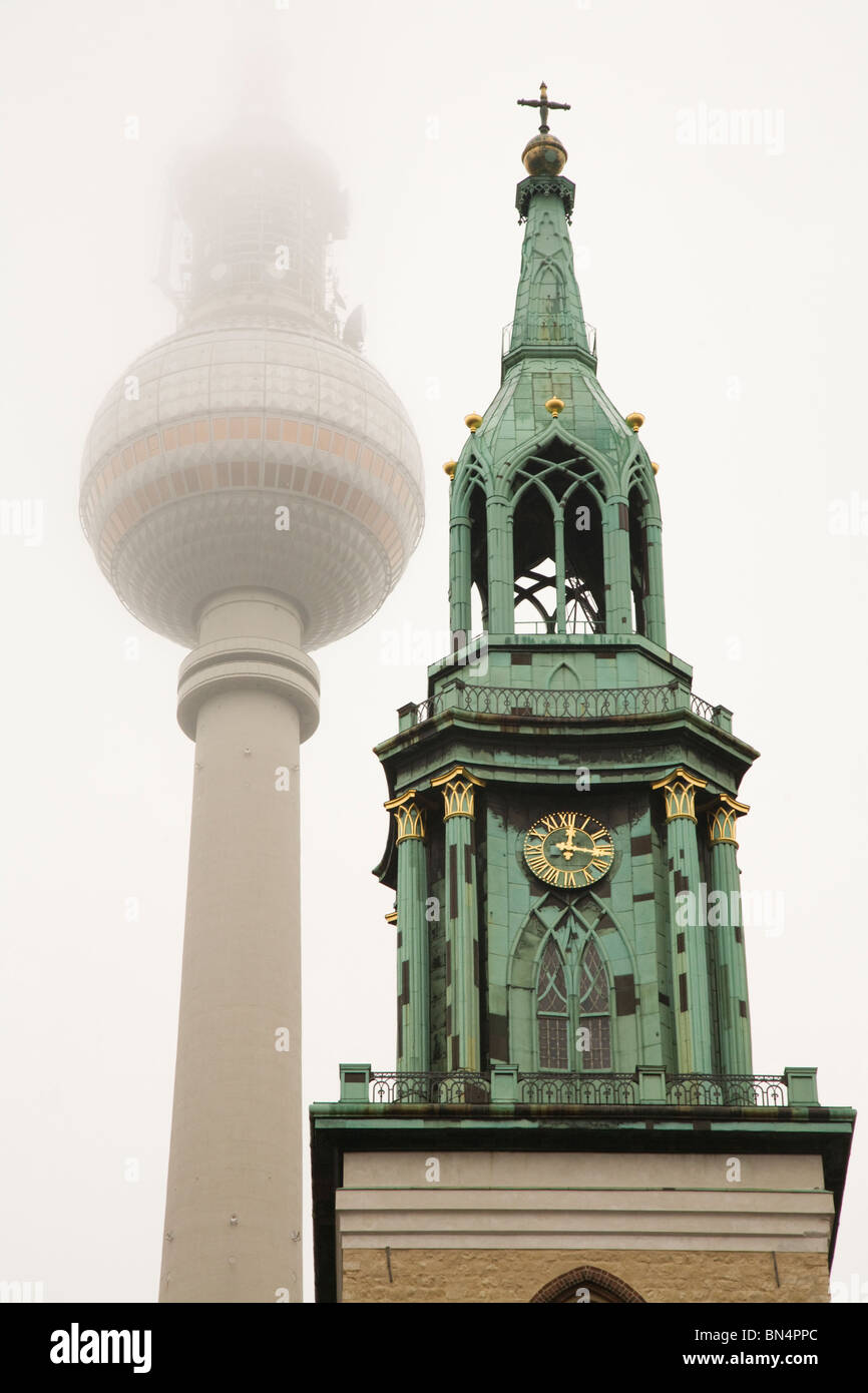 Marienkirche und der TV Turm, östlich vom Zentrum in Berlin, Deutschland Stockfoto