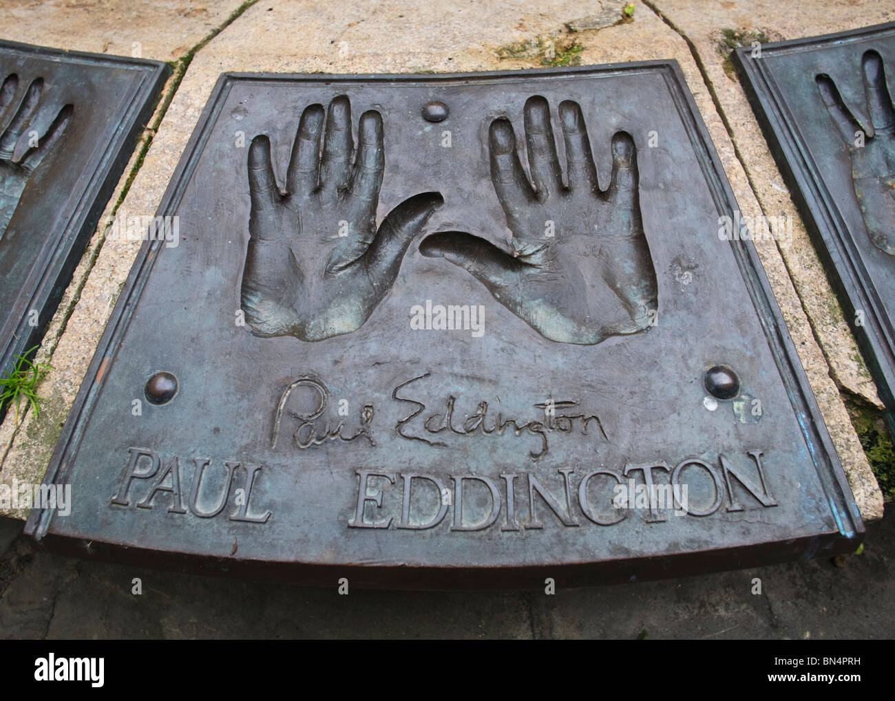 Handabdrücke und Unterschrift des britischen Schauspielers Paul Eddington, New Theatre Royal, Bath Stockfoto