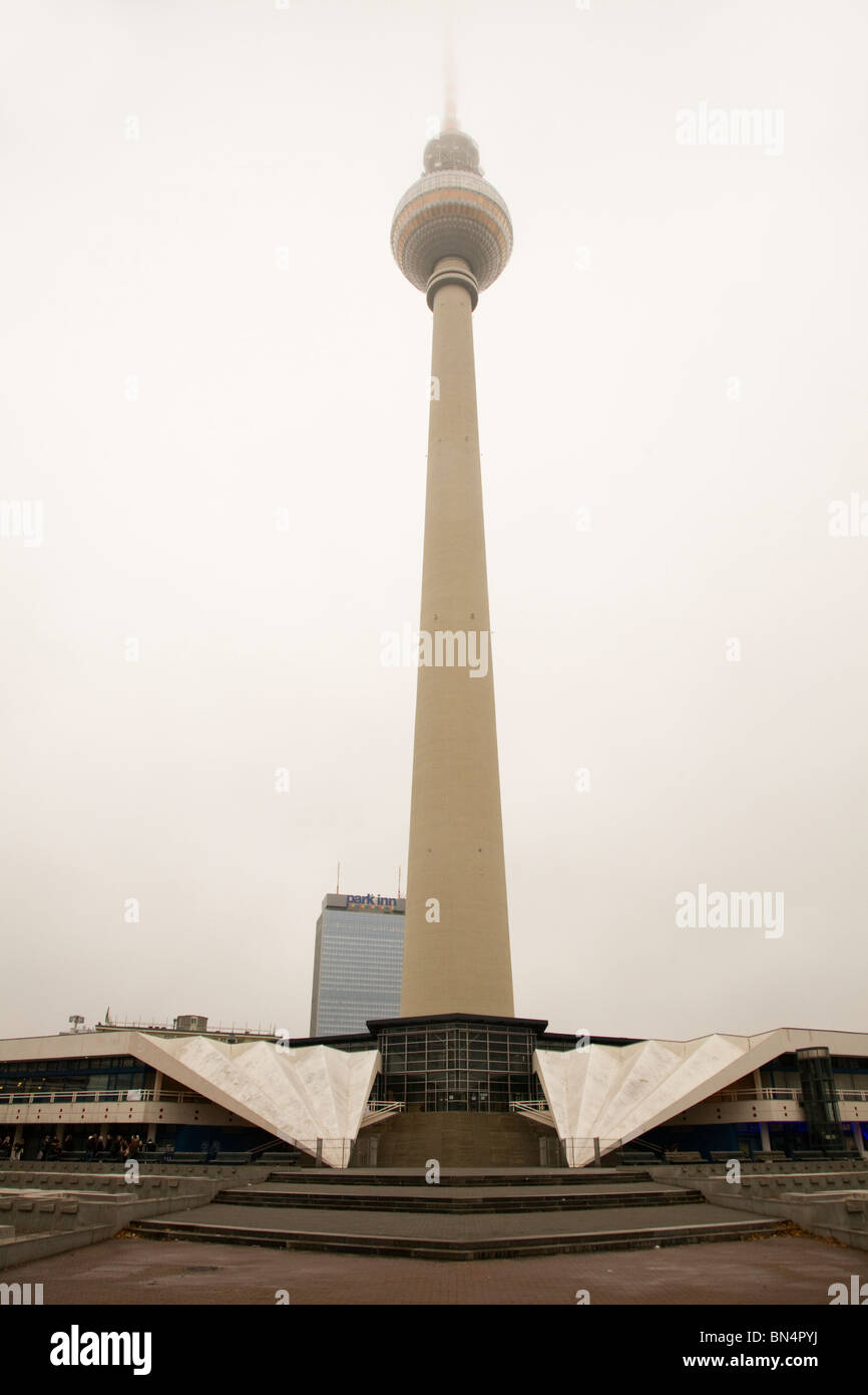 Fernsehturm am Alexanderplatz, östlich vom Zentrum in Berlin, Deutschland Stockfoto