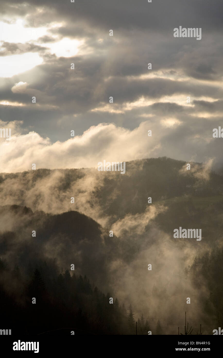 Sturm Wolken über die Berge östlich von Ljubljana, Slowenien Stockfoto