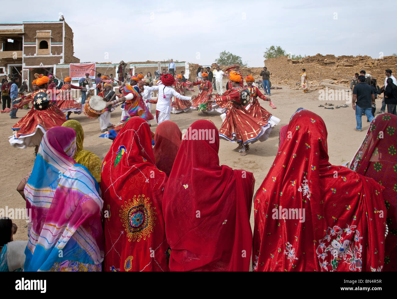 Indische Frauen beobachten einen traditionellen Tanz. Khuri Dorf. Rajasthan. Indien Stockfoto