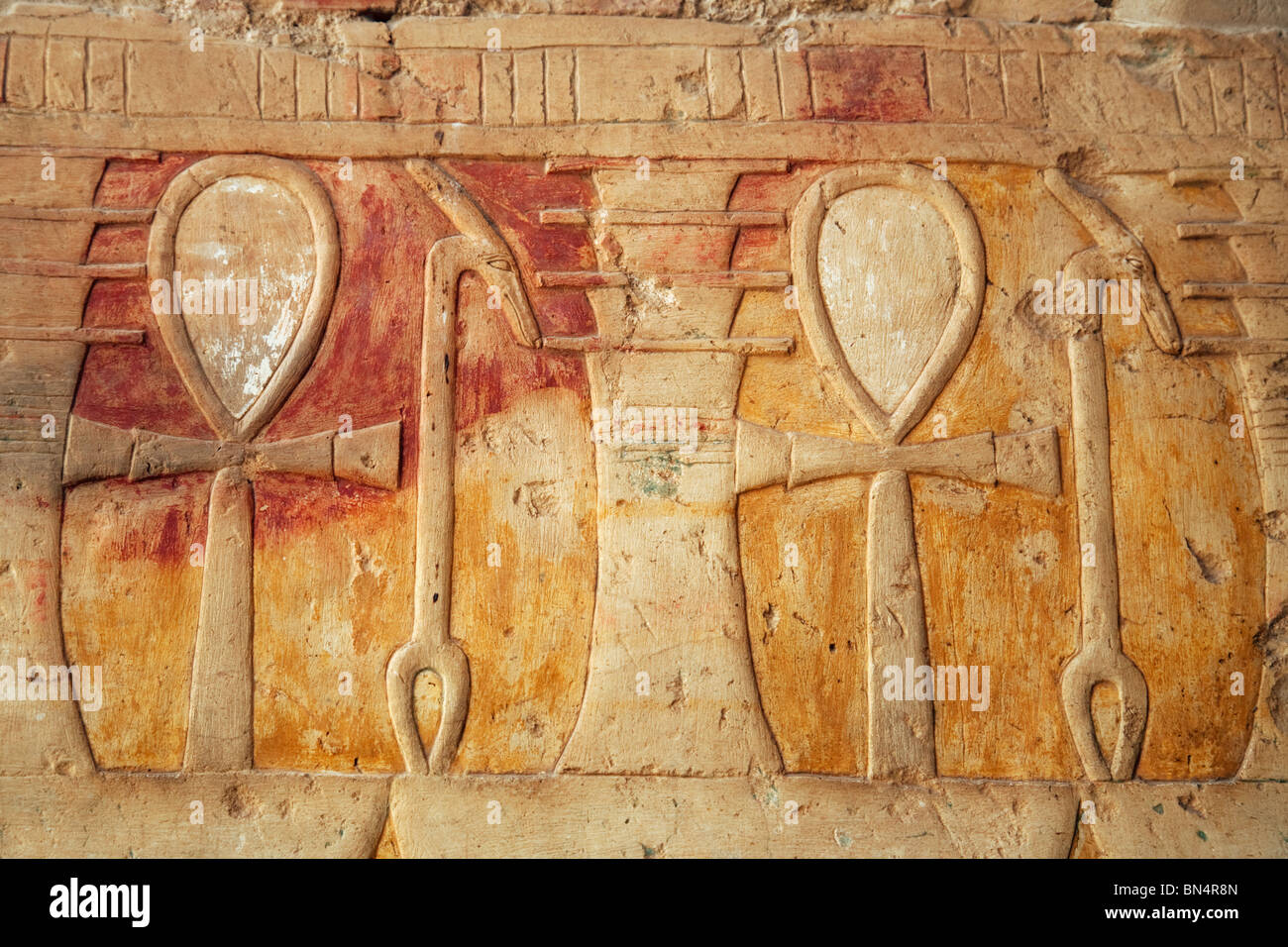 Bas-Reliefs von Ankh, Symbol des Lebens; der Tempel der Hatschepsut, Luxor, Oberägypten Stockfoto