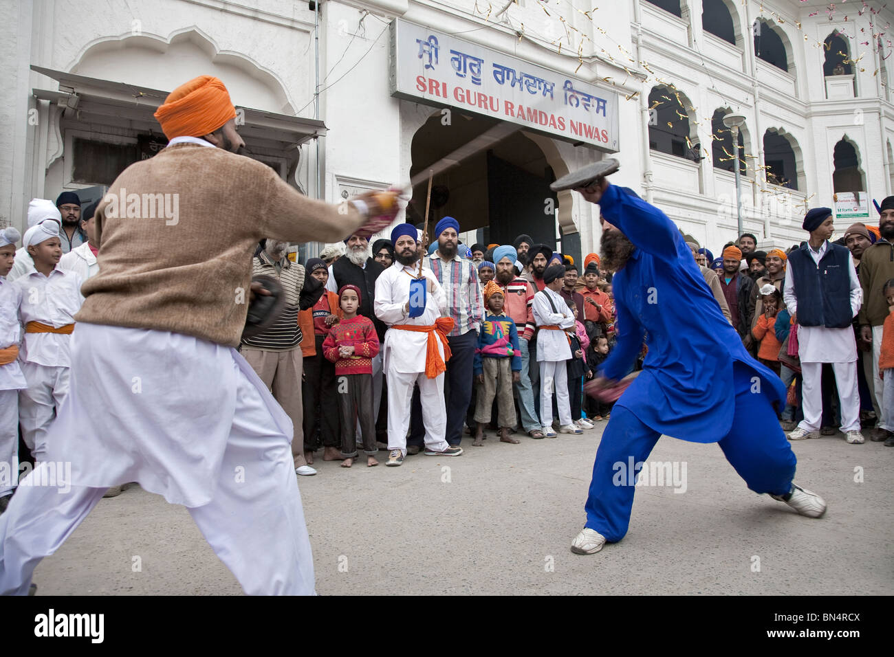 Sikhs Gatka (uralte Kampfkunst) zu spielen. Der Goldene Tempel. Amritsar. Indien Stockfoto