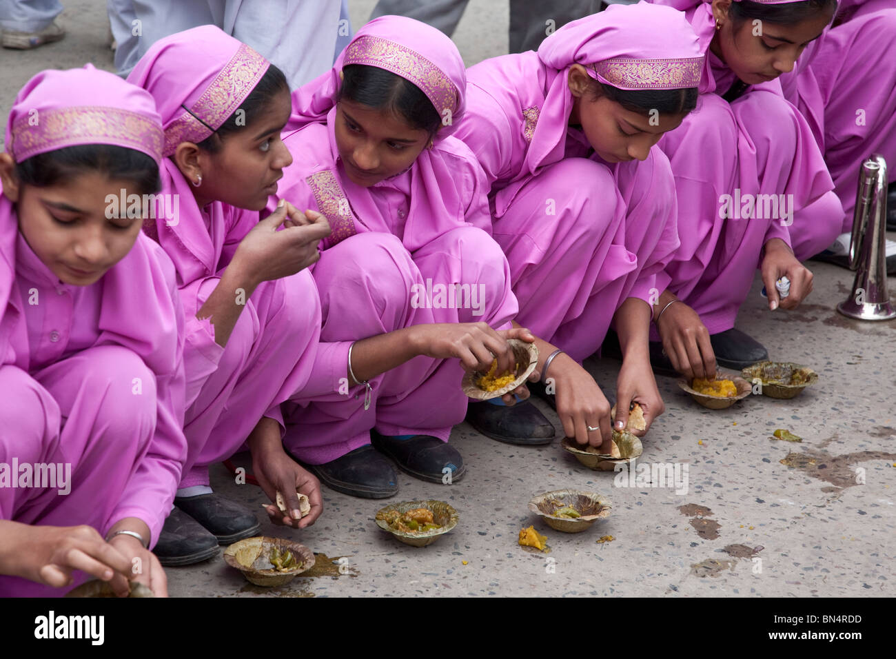 Sikh Mädchen essen Dhal (Linsen Curry). Der Goldene Tempel. Amritsar. Punjab. Indien Stockfoto